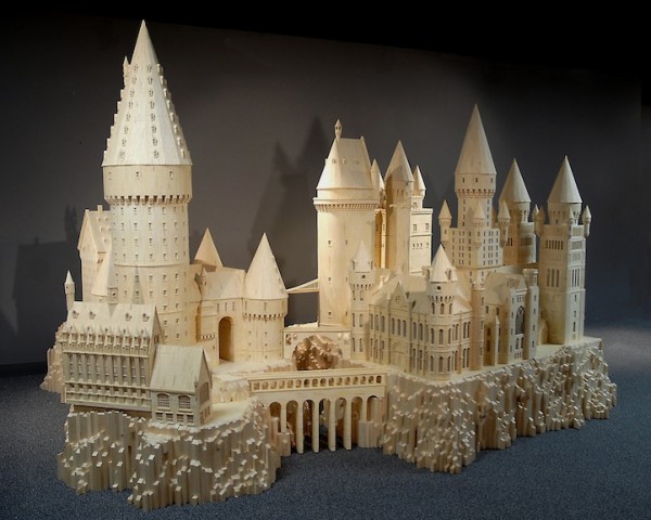 Castelo de Hogwarts feito com palitos