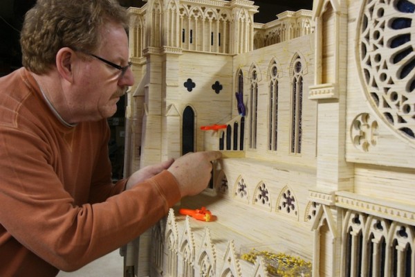 Patrick construindo a Catedral de Notre Dame com palitos