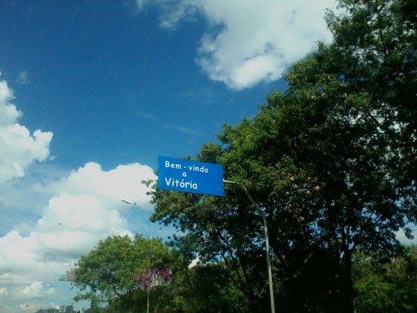 Placa de bem-vindo em Vitória escrita em Comic Sans