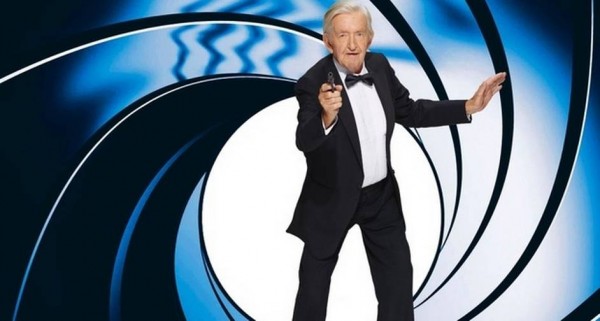 "Buiting, Wilhelm Buiting", de 89 anos, posa como o agente secreto da série "007"