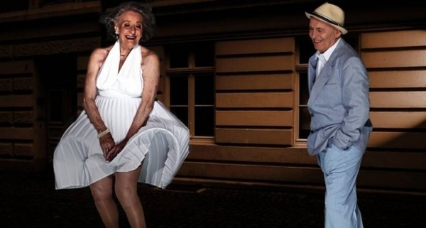 "O Pecado Mora ao Lado" - Ingeborg Giolbass, de 84 anos, incorpora toda a sensualidade de Marylin Monroe para recriar a clássica cena em que a atriz tem o vestido branco levantado pelo vento da grade do metrô. Já Erich Endlein é Tom Ewell
