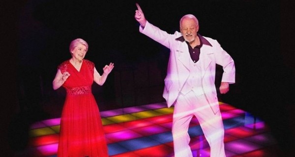 Irmgard Alt, de 79 anos, e Siegfried Gallasch, de 87 anos dançam nos "Embalos de Sábado à Noite"