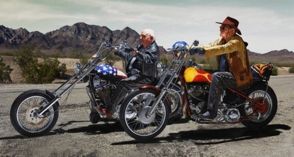 Walter Loeser (à esquerda), de 98 anos e o mais idoso a posar para o calendário, e Kurt Neuhaus, de 90, formam a dupla de motociclistas do road movie americano de 1969 "Sem Destino"
