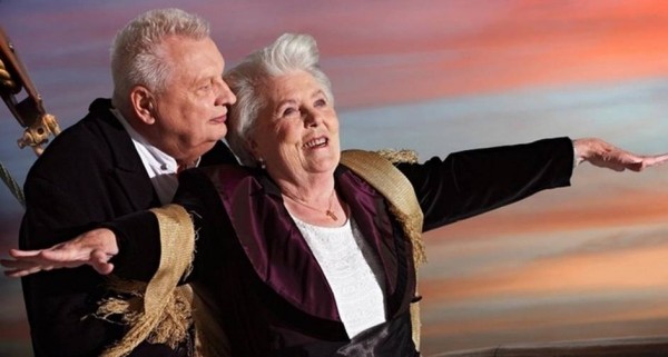"I'm the king of the world": Erna Rütt, de 86 anos, e Alfred Kelbch, de 81, reproduzem a clássica cena dos personagens de Kate Winslet e Leonardo DiCaprio na proa no navio do filme "Titanic"