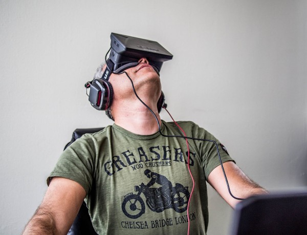 Sergey Orlovskiy testando o Oculus Rift.