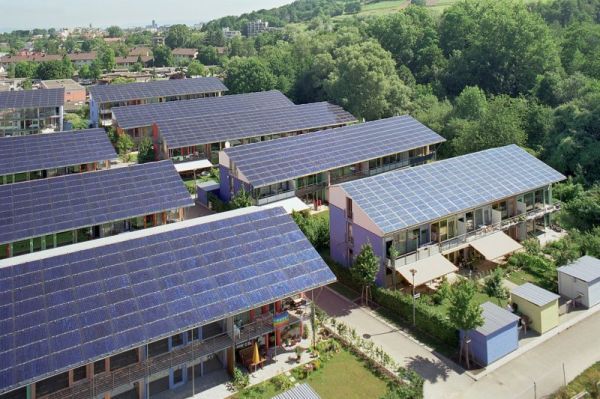 Todas as casas possuem telhado verde e painéis solares